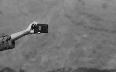 La culture du selfie : Quand l’image de soi devient une cage à miroir et d’angoisse